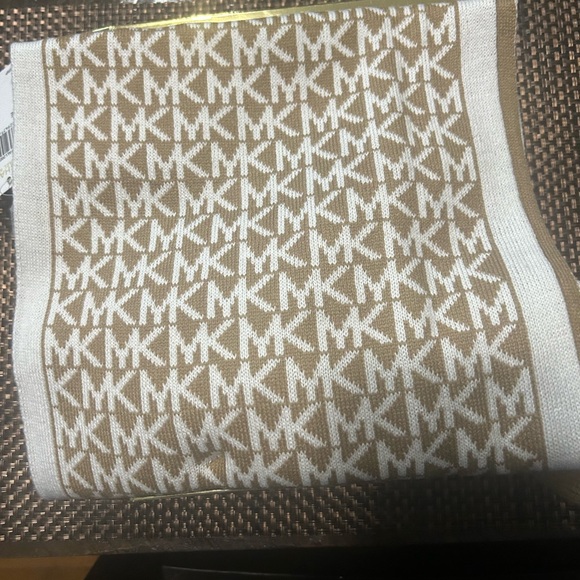 Michael Kors Knit scarf, hat and gloves set - Picture 2 of 3